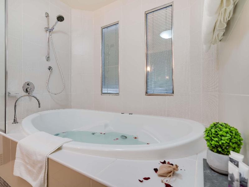Mercure Albury image