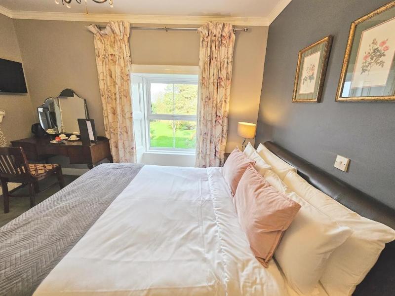 The Glenbeigh Hotel image