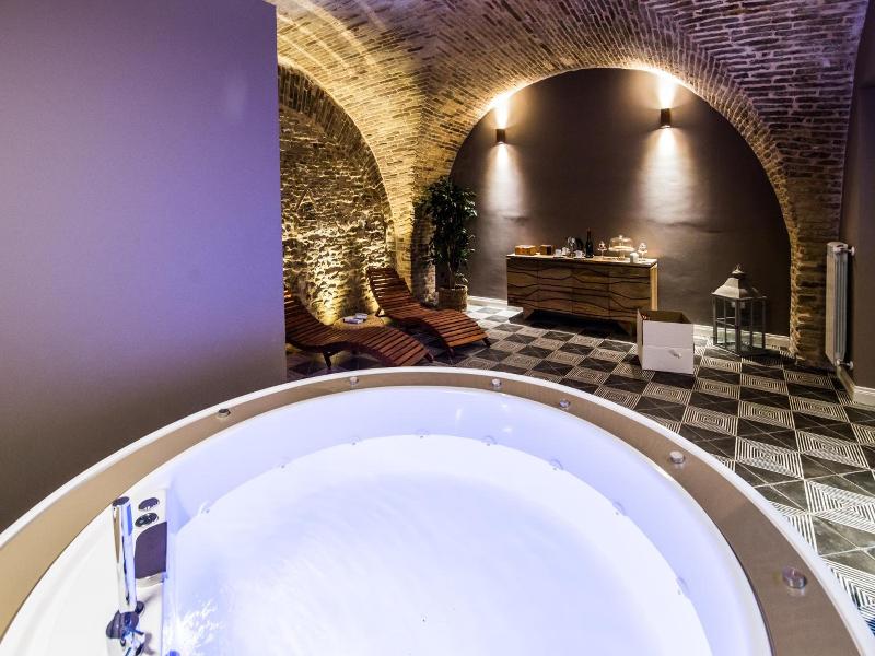 Marie Claire Apartments Spa image