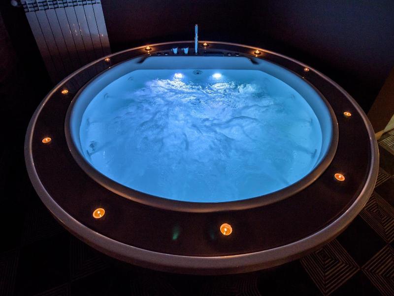 Marie Claire Apartments Spa image
