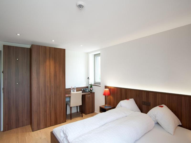 Seehotel Delphin image