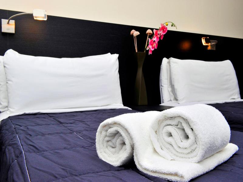 6 Bis Hotel image