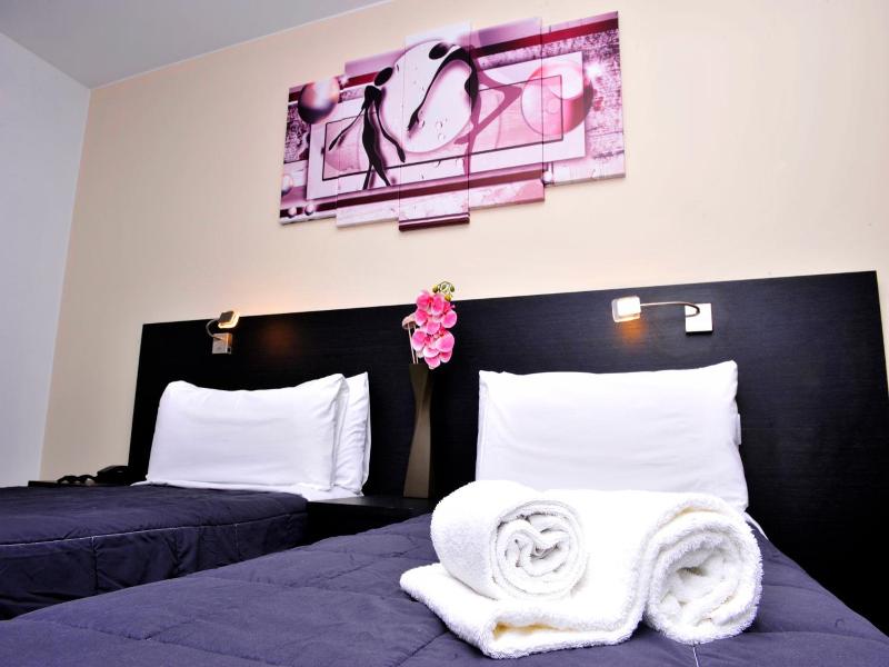6 Bis Hotel image