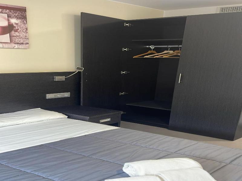 6 Bis Hotel image
