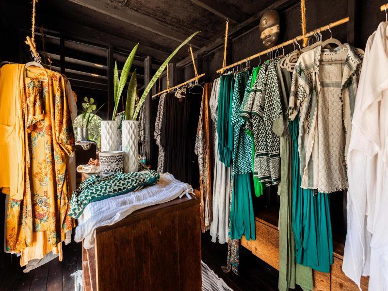 B4 Boutique image