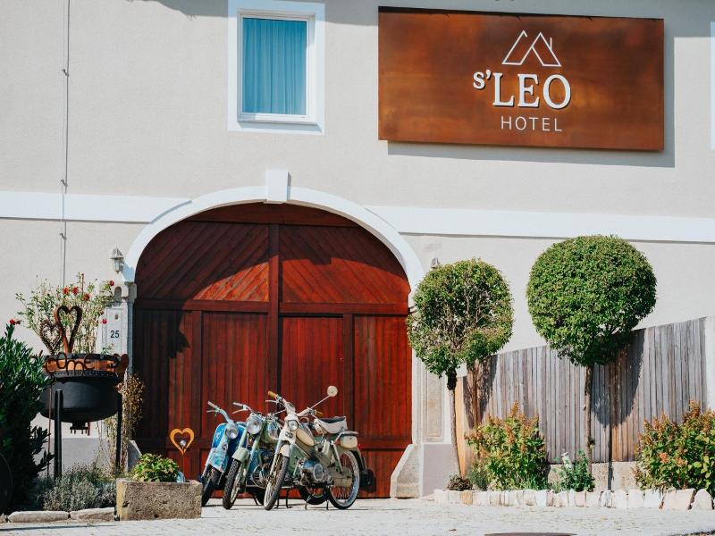 Hotel Leo image