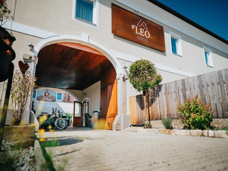 Hotel Leo image
