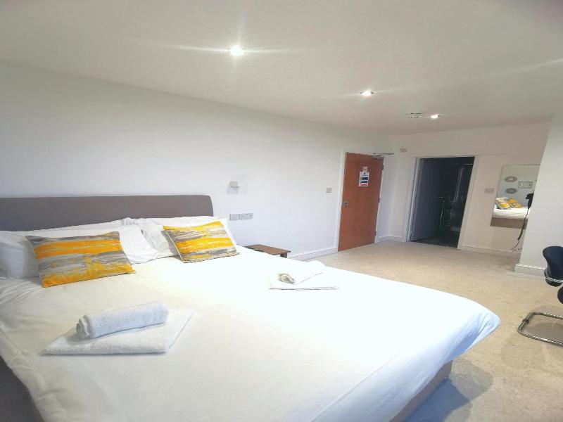 The Elmsleigh Suite At Claremont Hotel image