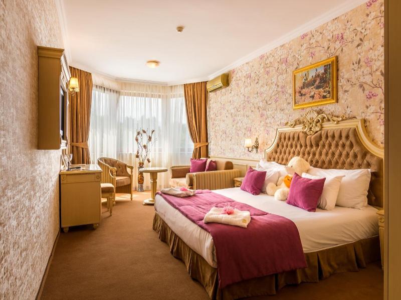 Deluxe Double Room (2 Adults + 2 Children up to 10 years old)