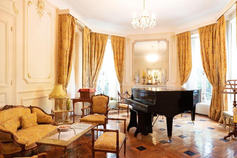 Cha Teau De Saint Germain image