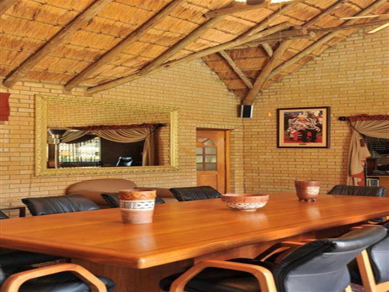 Hoyohoyo Chartwell Lodge image