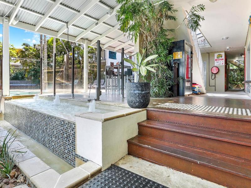 Noosa Flashpackers image
