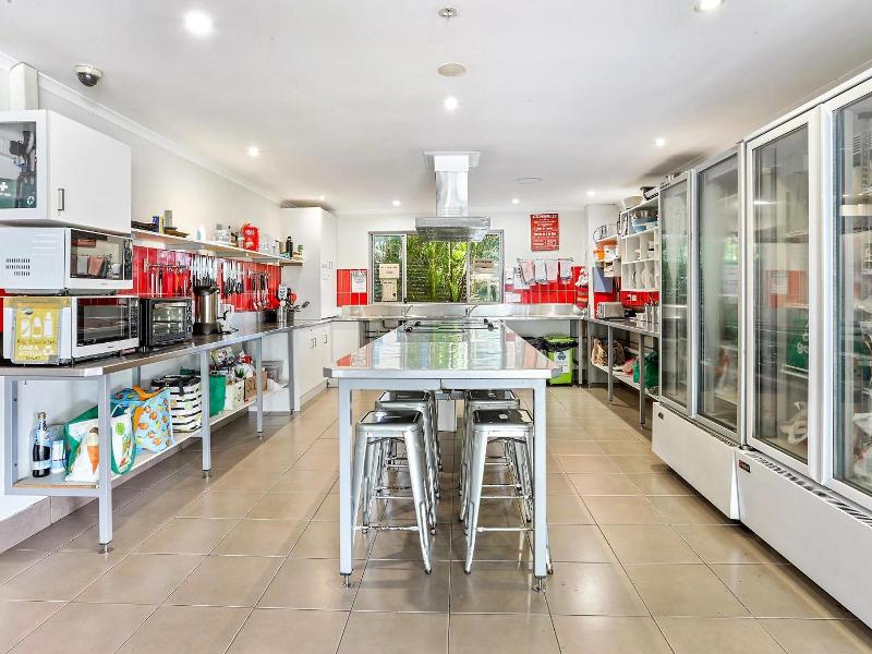 Noosa Flashpackers image