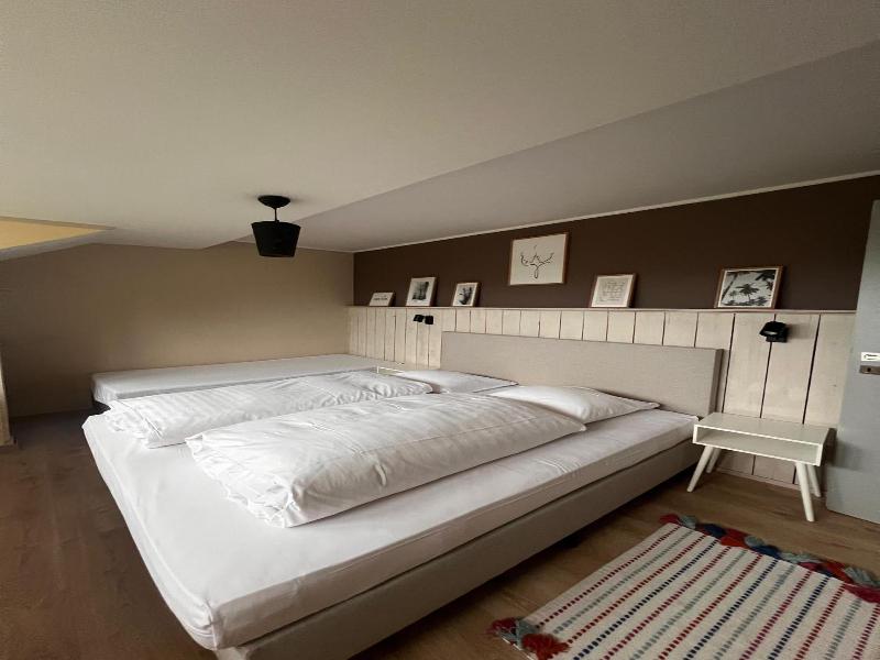 Hotel Aux Ecuries De La Reine image