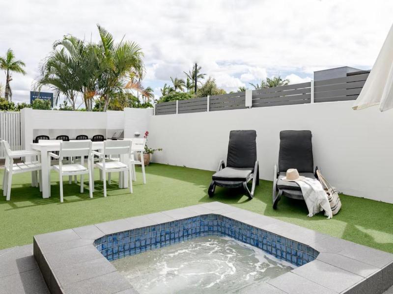 Noosa Parade Holiday Inn image