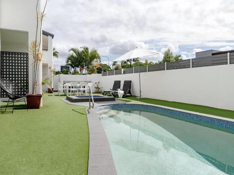 Noosa Parade Holiday Inn image