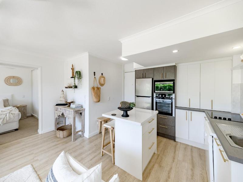 Noosa Parade Holiday Inn image