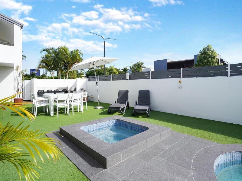 Noosa Parade Holiday Inn image