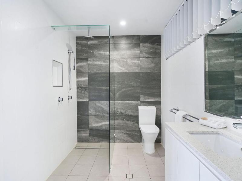 Noosa Parade Holiday Inn image