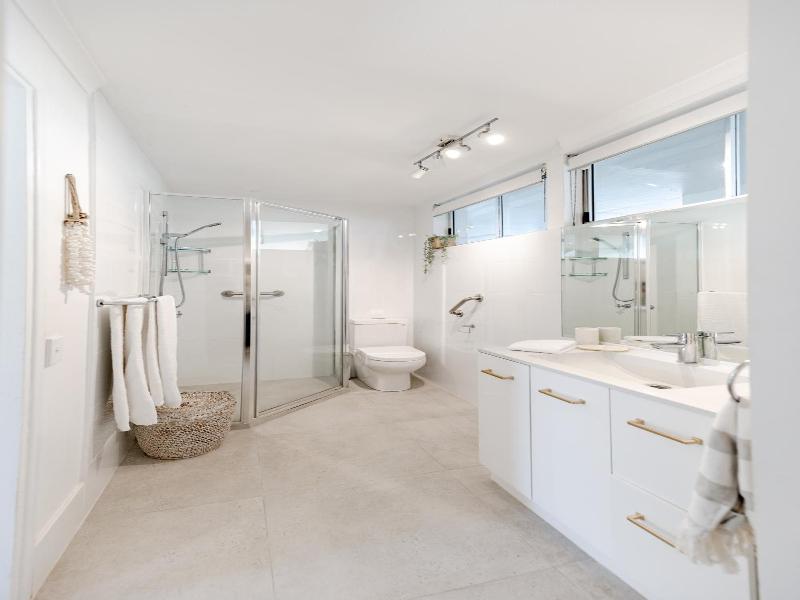 Noosa Parade Holiday Inn image