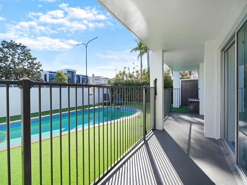 Noosa Parade Holiday Inn image