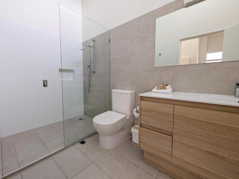 Noosa Parade Holiday Inn image