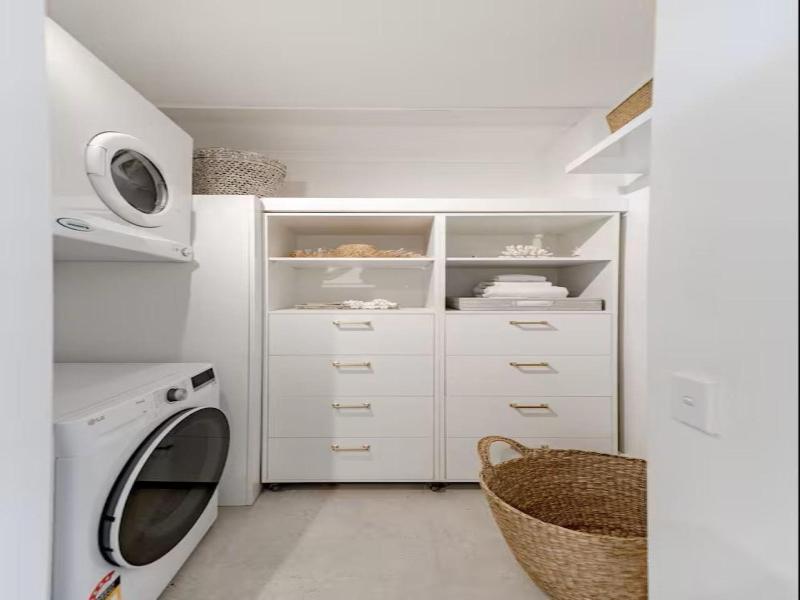 Noosa Parade Holiday Inn image