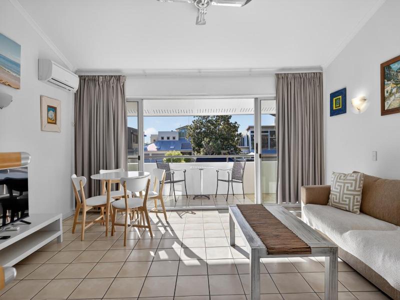 Noosa Parade Holiday Inn image