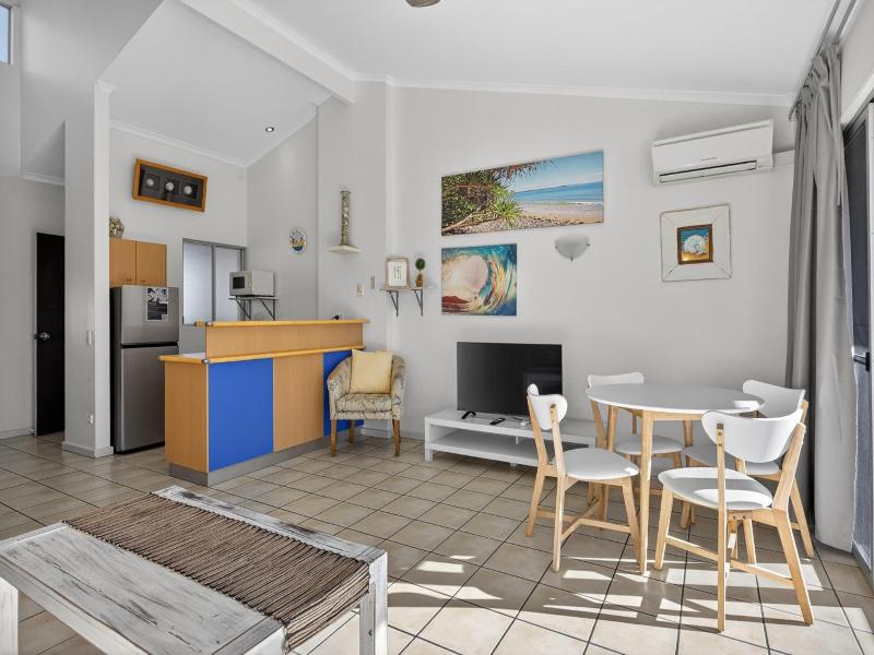 Noosa Parade Holiday Inn image