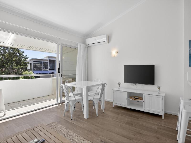 Noosa Parade Holiday Inn image