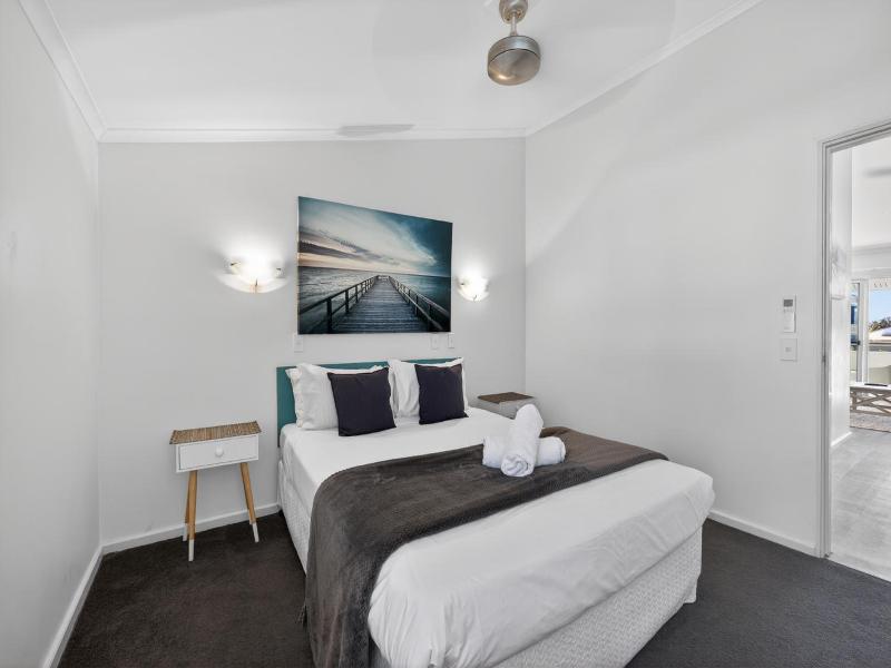 Noosa Parade Holiday Inn image