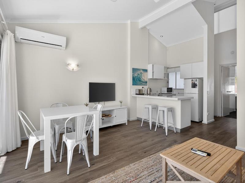 Noosa Parade Holiday Inn image