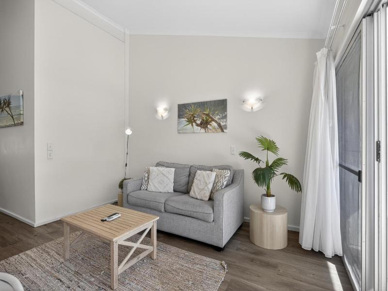 Noosa Parade Holiday Inn image