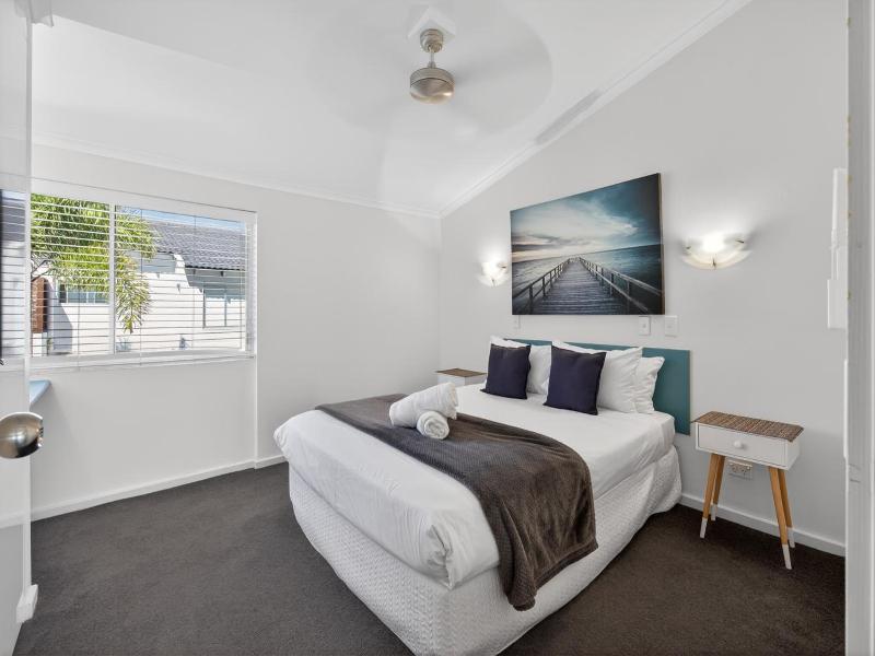 Noosa Parade Holiday Inn image