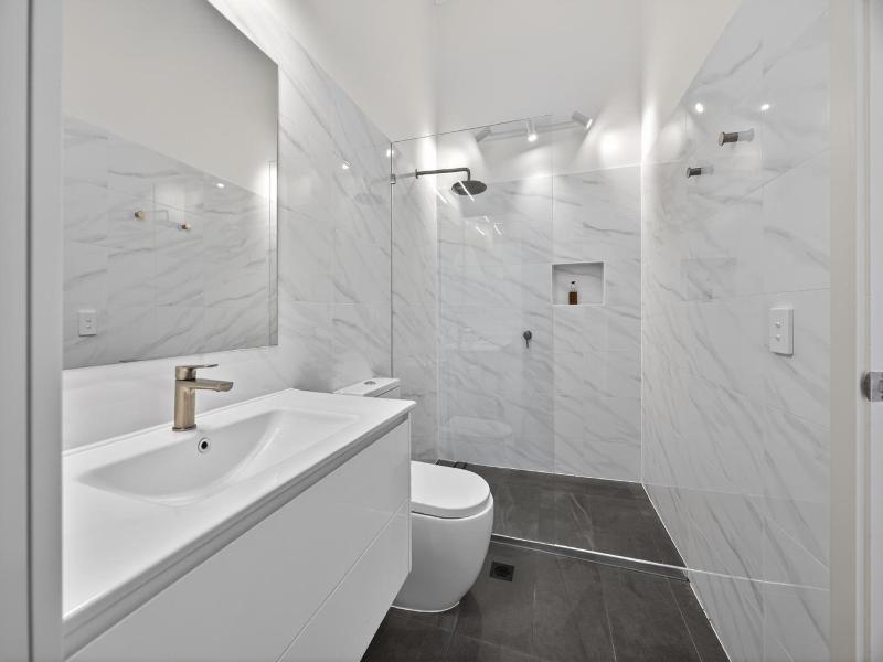 Noosa Parade Holiday Inn image
