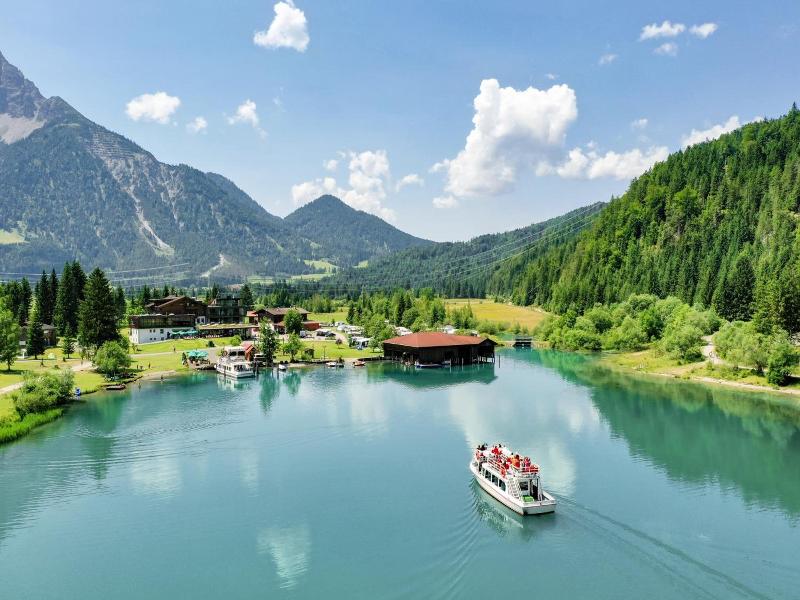 Hotel Fischer Am See image