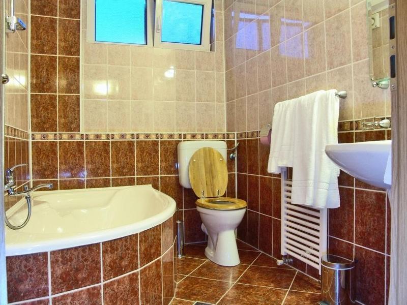 Hotel Oasis image