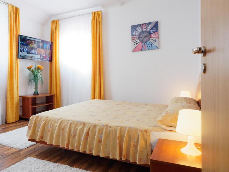 Hotel Oasis image
