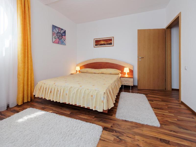 Hotel Oasis image