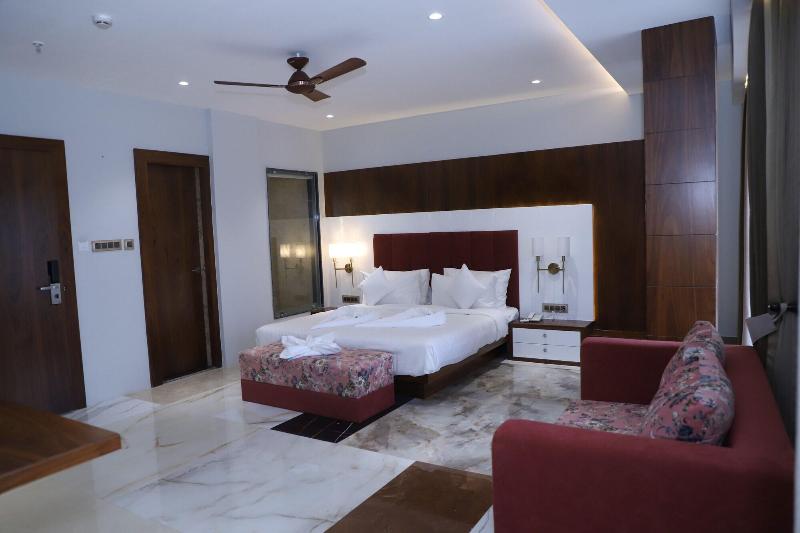 The Royal Class Hotel 4