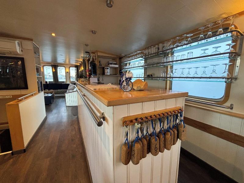 Hotelboat Iris image