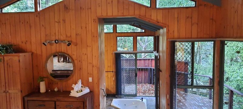 Treetops Accommodation Montville image