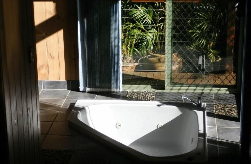 Treetops Accommodation Montville image
