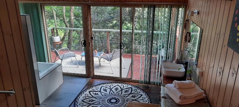 Treetops Accommodation Montville image