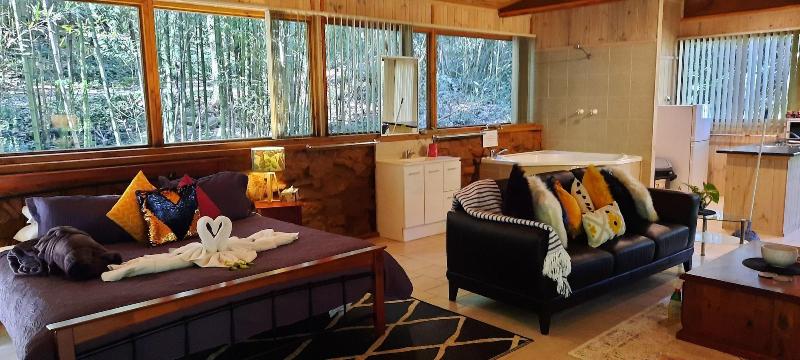 Treetops Accommodation Montville image