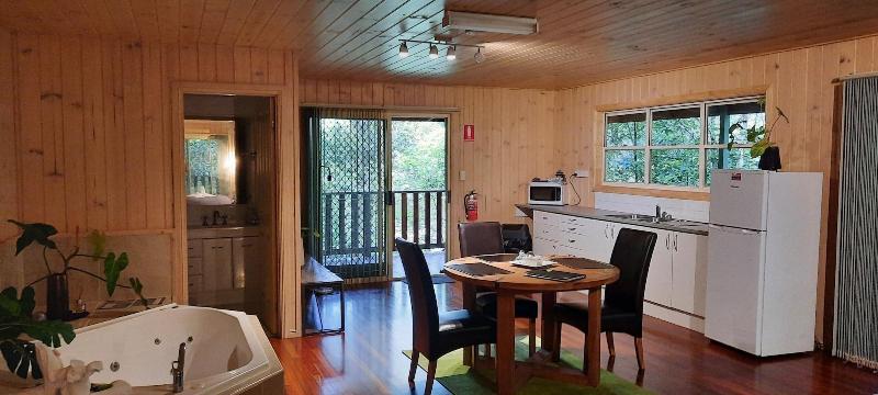 Treetops Accommodation Montville image