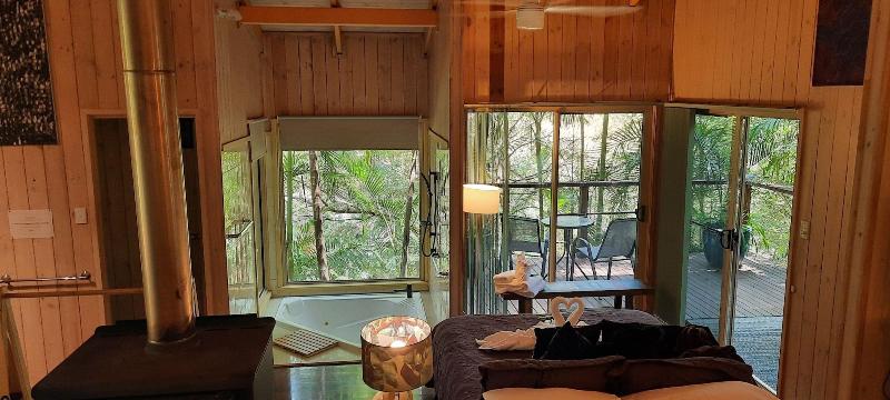 Treetops Accommodation Montville image
