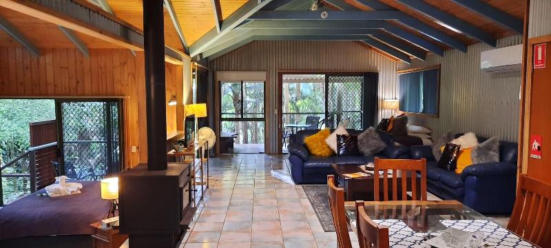 Treetops Accommodation Montville image