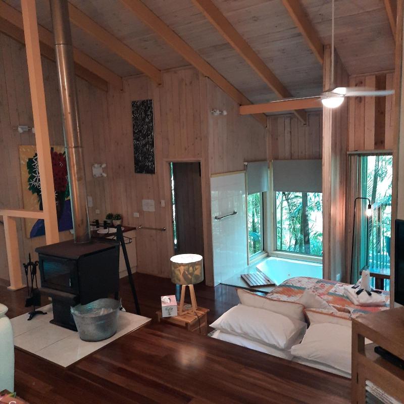 Treetops Accommodation Montville image