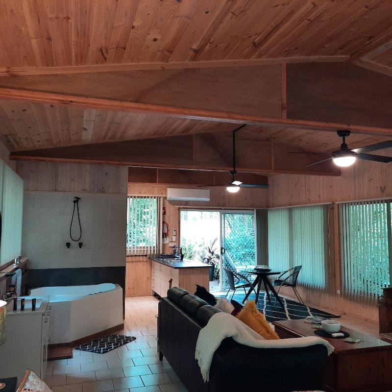 Treetops Accommodation Montville image